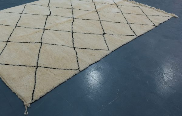 Moroccan Beni ouarain rug - Soft wool  9 ft x 6.5 ft