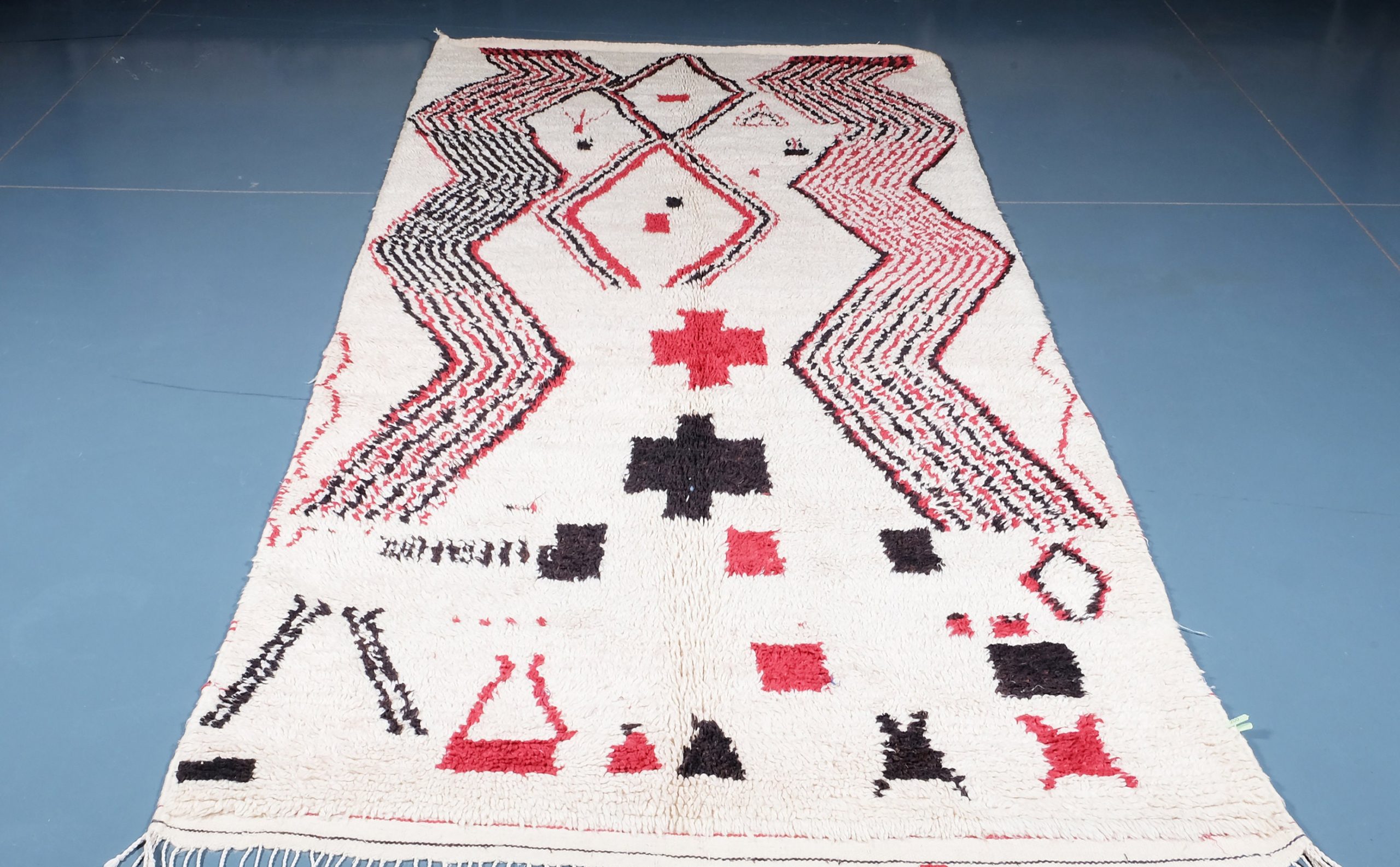 il_fullxfull.2889055891_g8ve-scaled-2.jpg Moroccan Azilal Rug 8.39 ft x 4.46 ft - Image 1